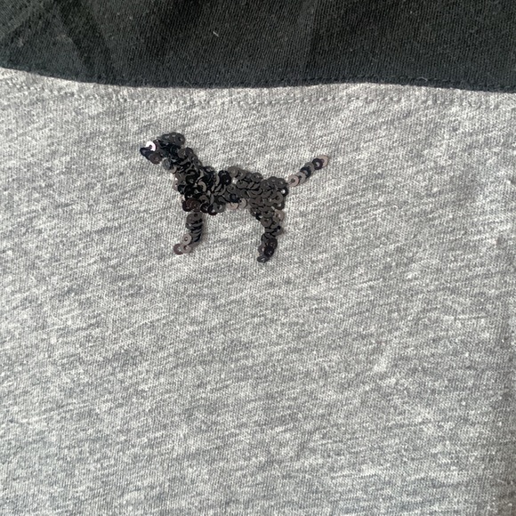 Black and grey t shirt with sequence on the sleeves - Picture 3 of 7